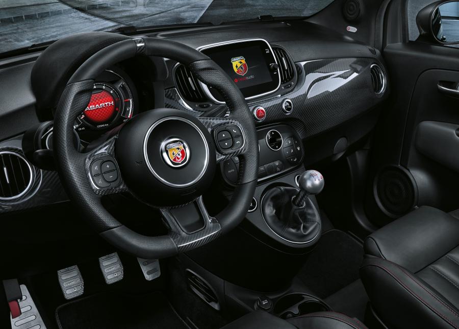Интерьер Abarth 695C XSR Yamaha (312) 2017 года  (фото 3 из 44)